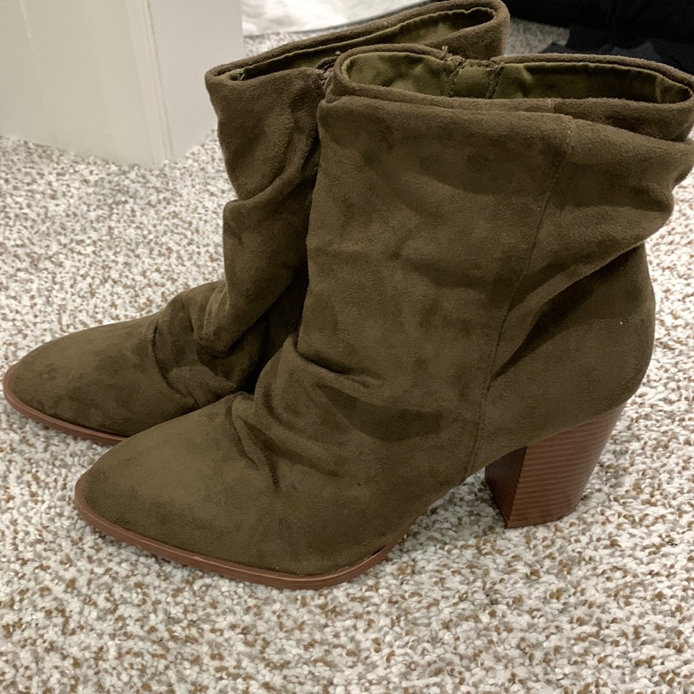 Never worn womens qupid boots size 8.5